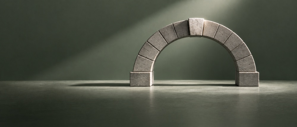 Un arco de dovelas de piedra en pie, sobre un fondo verde profundo.